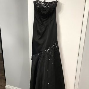 Strapless black formal dress/gown size 1/2